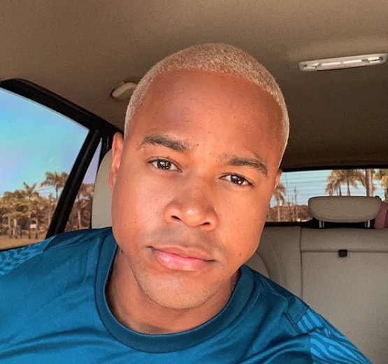 Léo Santana surge loiro e agradece apoio após morte do pai 