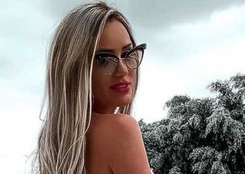 Ex-BBB Letícia Santiago exibe bumbum empinadíssimo em mini fio-dental