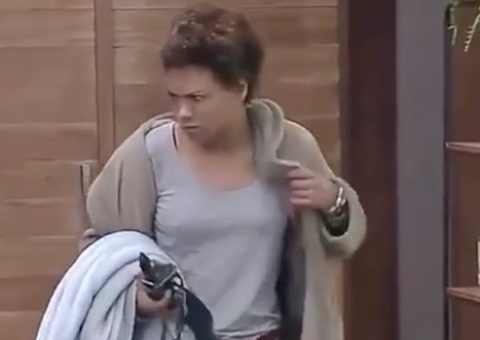 Enfurecida, Lidi dorme na sala após ronco de Jojo Todynho em A Fazenda