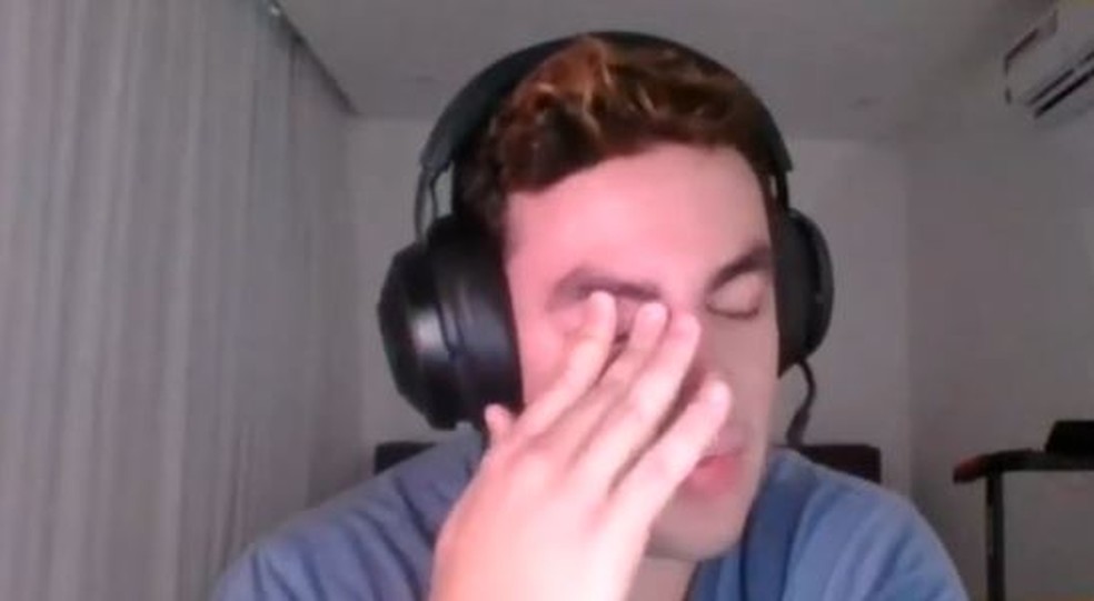 Luccas Neto chora por não ver o filho após testar positivo para Covid