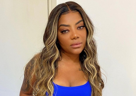 Nua, Ludmilla posa com guitarra em férias nas Maldivas 