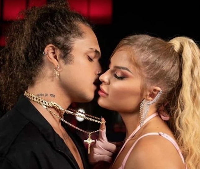 Luísa Sonza e Vitão dão primeiro beijo em público durante show; veja vídeo