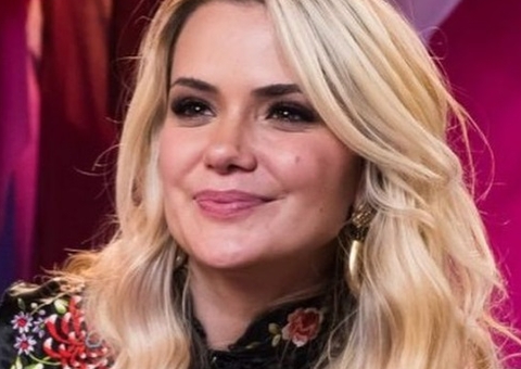 Com foto de beijo, ex-BBB Marcela se declara à sertaneja Luiza