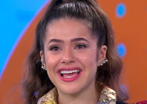 Maisa cai no choro em despedida do SBT