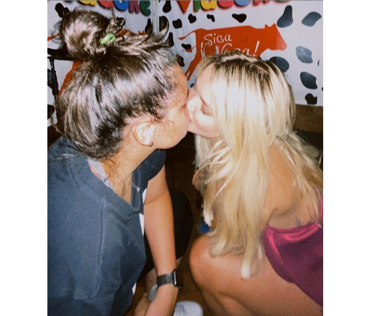 Com foto de beijo, ex-BBB Marcela se declara à sertaneja Luiza