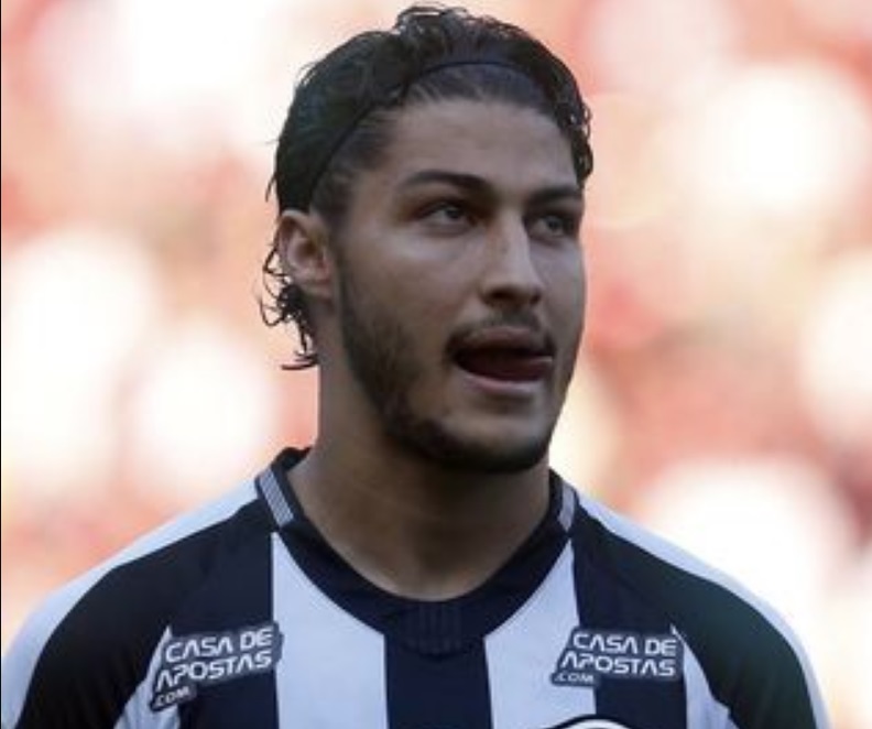 Jogador do Botafogo é suspeito de atropelar casal e fugir; homem morreu