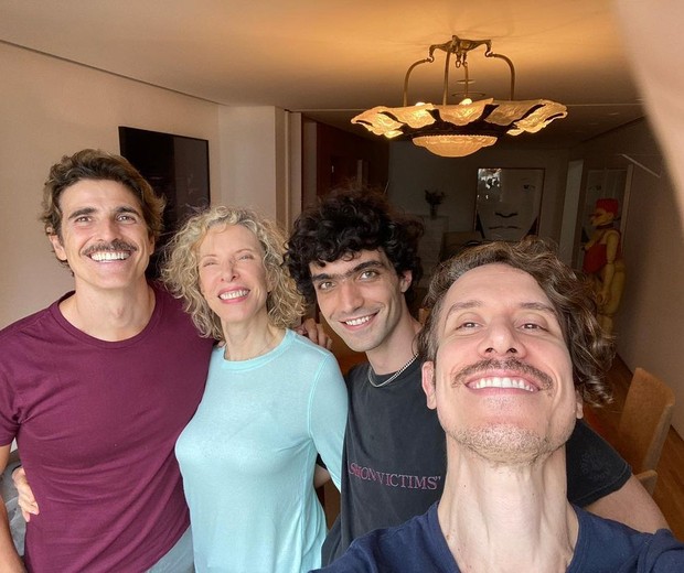 Marília Gabriela almoça com o ex, Reynaldo Gianecchini, e o filho Theodoro 