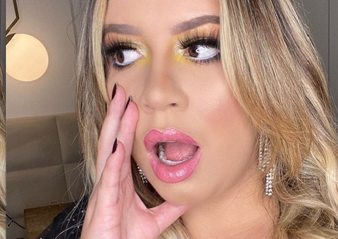 Turbinada, Marília Mendonça surge com decote e marquinha de bronze à mostra