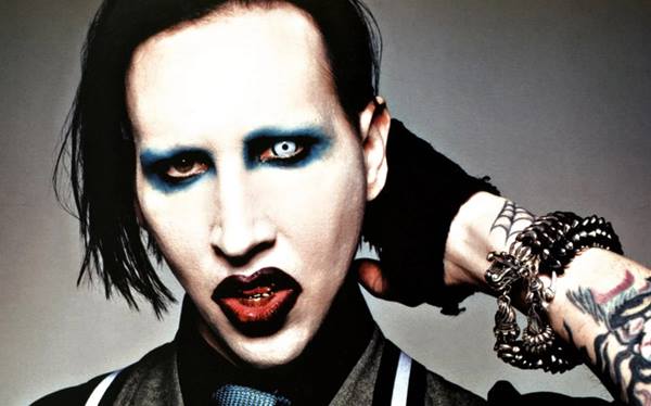 Marilyn Manson é acusado por mais uma mulher de agressão com arma na cabeça