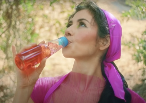 Marina Diamandis lança remix com Pabllo Vittar de ‘Mans’s World’