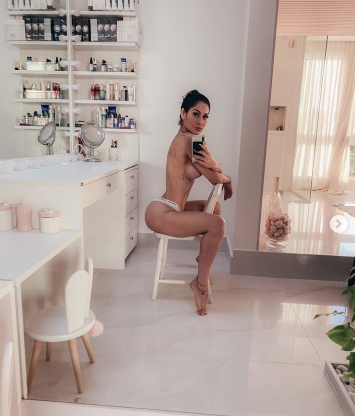 Mayra Cardi deixa seios à mostra e eleva temperatura com corpão escultural