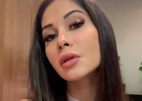 Mayra Cardi posa nua com seios em evidência na banheira