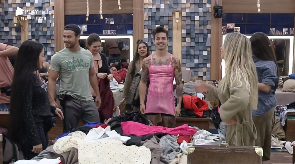 A Fazenda: Biel deixa volumão à mostra e MC Mirella dá 'secada'