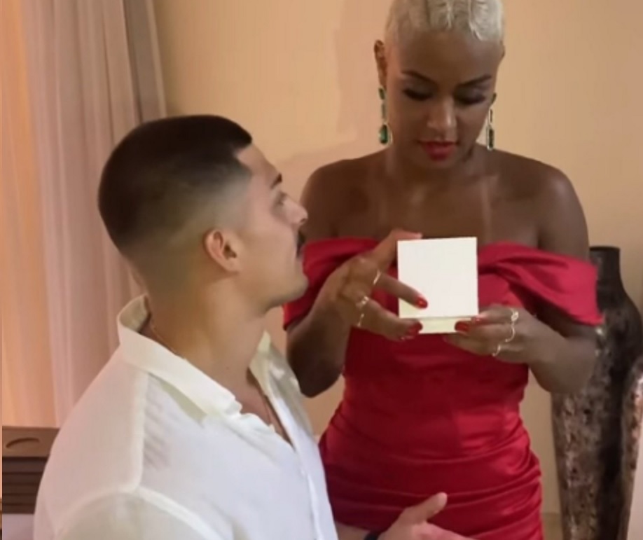 MC Rebecca dá iPhone 12 para o namorado e recebe pulseira do Harry Potter