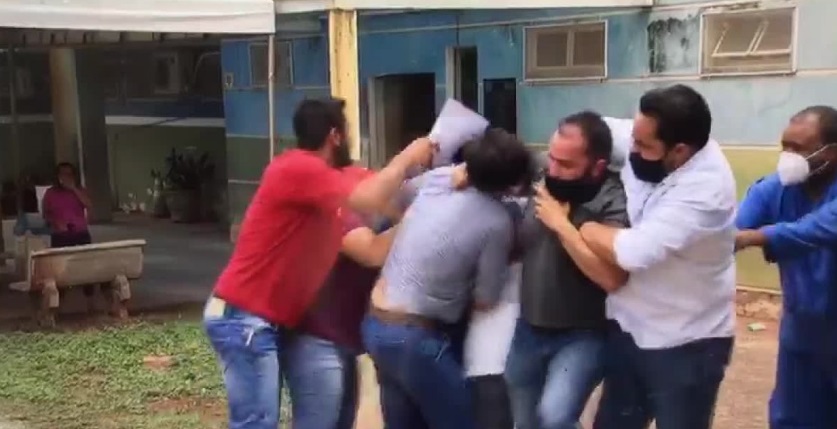 Repórter de afiliada da Globo é agredido por médico em cobertura eleitoral