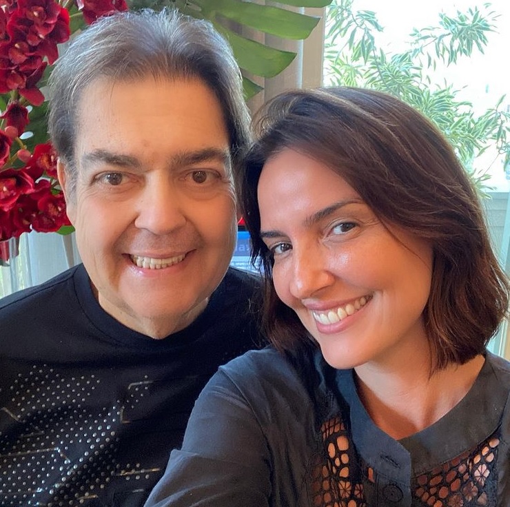 Mulher de Faustão posta selfie com apresentador após boatos de internação