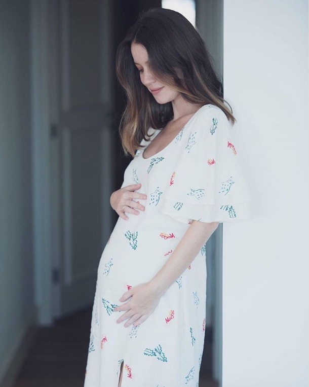 Nathalia Dill exibe barriguinha de grávida aos 6 meses 