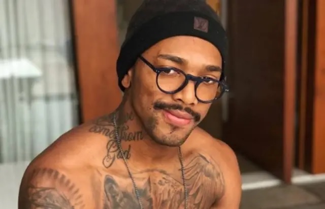 Polícia apreende simulacro de fuzil na casa de Nego do Borel