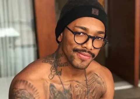 Polícia apreende simulacro de fuzil na casa de Nego do Borel