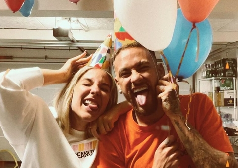 Neymar completa 29 anos e ganha surpresa de Carol Dantas e amigos