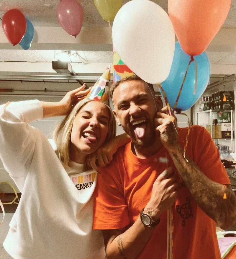 Neymar completa 29 anos e ganha surpresa de Carol Dantas e amigos