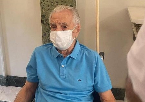 Aos 101 anos, Orlando Drummond é vacinado contra a Covid-19: 'Sou um abençoado'