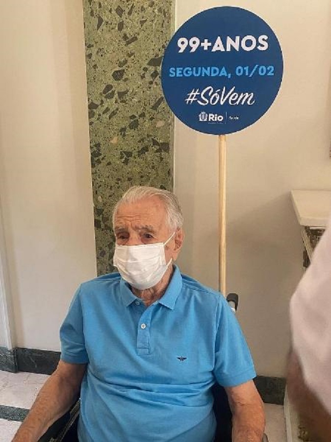 Aos 101 anos, Orlando Drummond é vacinado contra a Covid-19: 'Sou um abençoado'