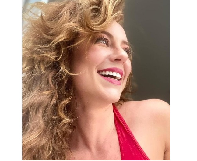 Paolla Oliveira posta vídeo rebolando de vestidinho e internet pira