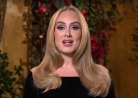 Adele faz piada sobre emagrecimento e canta hits no Saturday Night Live