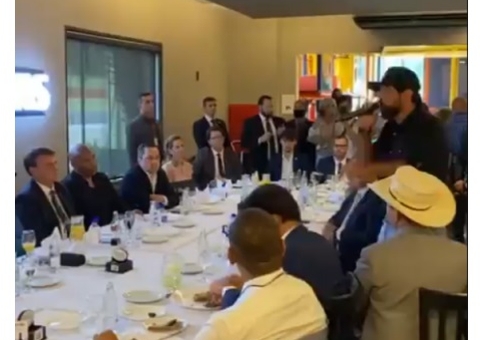 Sorocaba e Naiara Azevedo estiveram em almoço polêmico com Jair Bolsonaro