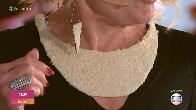 Ana Maria Braga surge com colar e brinco de arroz e critica alta dos preços