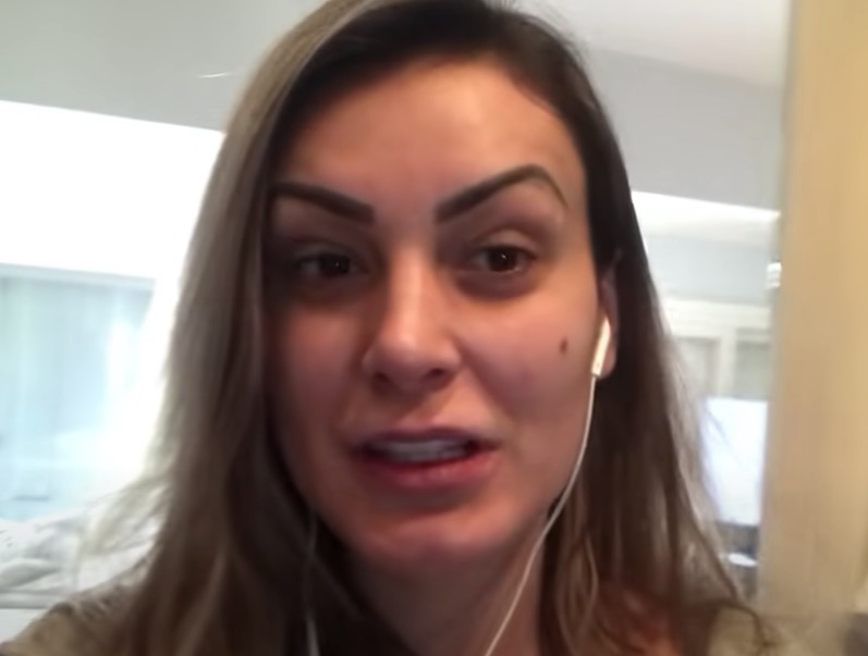 Andressa Urach mostra coleção de calcinhas após romper com Universal