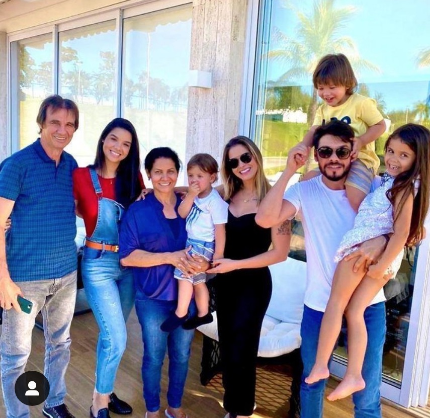 Andressa Suita posa com família e irmão manda recado a Gusttavo Lima