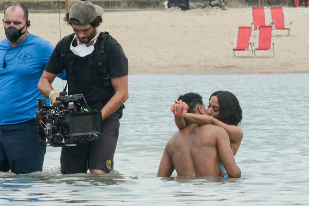 De biquíni e beijando muito, Anitta grava clipe no Piscinão de Ramos; vídeo