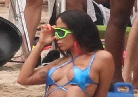 De biquíni e beijando muito, Anitta grava clipe no Piscinão de Ramos; vídeo