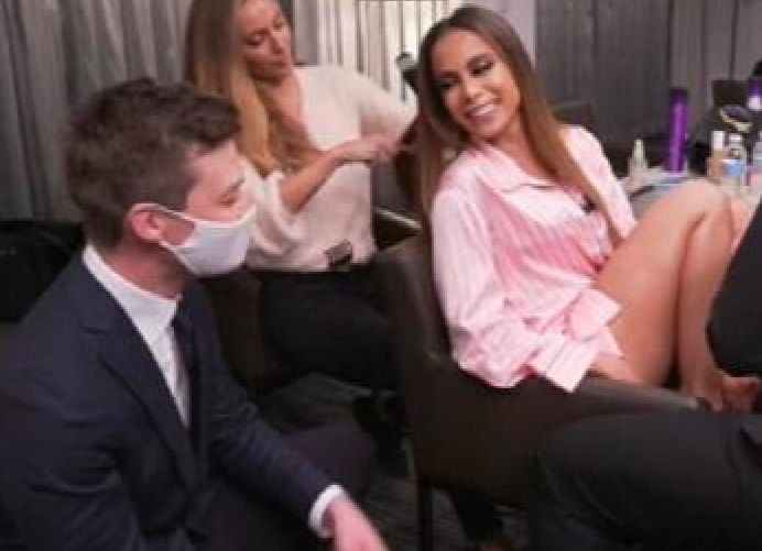 Anitta admite que 'quer' repórter da Globo após dar gritinho em entrevista