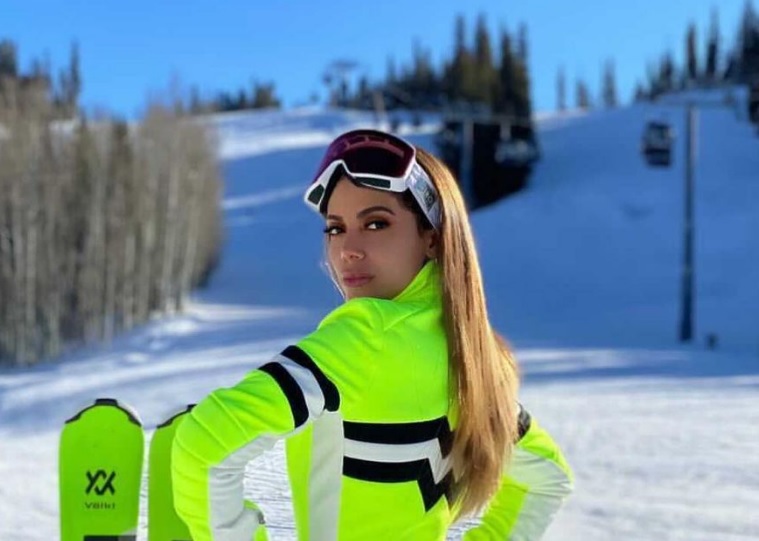 Anitta exalta SUS. ironiza Bolsonaro sobre vacina e rebate críticas