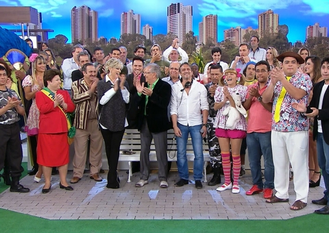 Ator de 'A Praça É Nossa' conta que vive relacionamento a três