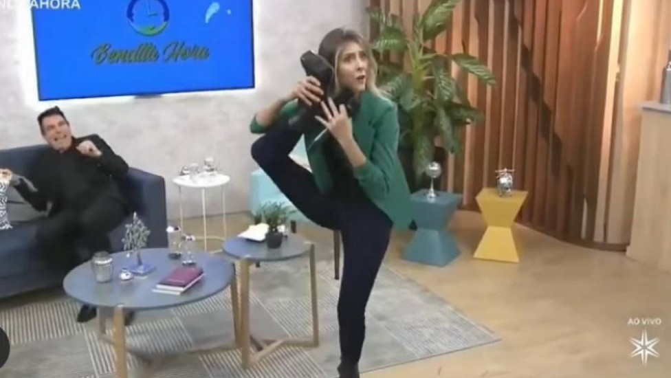 Convidada dança Calypso durante ‘Bendita Hora’ e padre Juarez cai na risada