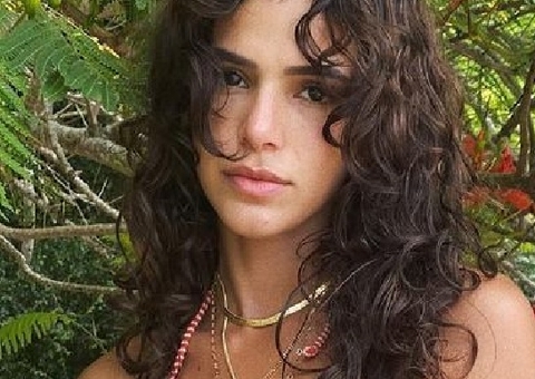 Bruna Marquezine posta fotos de biquíni em ilha e empolga fãs