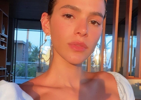 Empinada, Bruna Marquezine estica fio-dental ao limite em fotos no Ceará