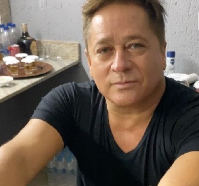 Cantor Leonardo testa positivo para covid-19