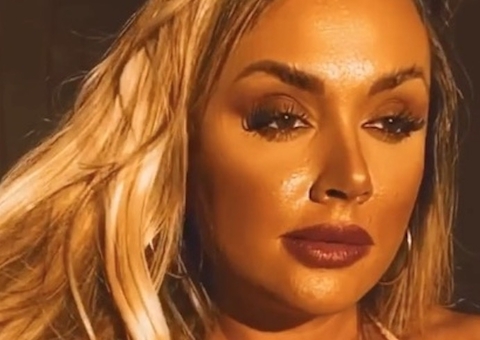 Juju Salimeni deixa toalha cair e posa completamente nua