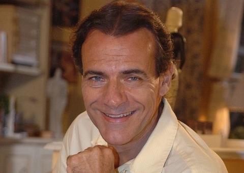 Ex-ator Mário Gomes é flagrado fazendo xixi em via pública 