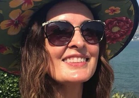 Fátima Bernardes posa de biquíni e comemora 58 anos: 'brinde à vida'