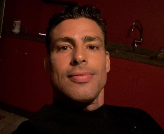 Cauã Reymond convida usuários de app para 'dormir com ele' e enlouquece web