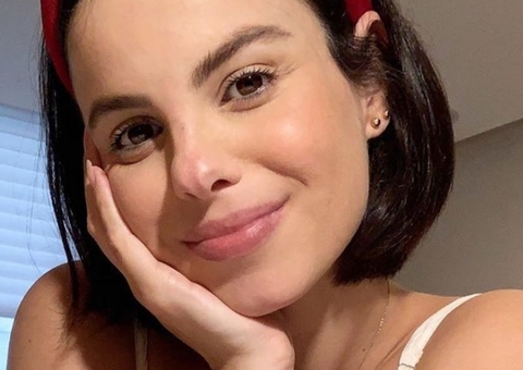 Sthefany Brito posa sem sutiã em fotos com barrigão de 8 meses