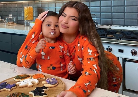 Filha de Kylie Jenner, Stormi, aprende a fazer biscoitos e encanta web