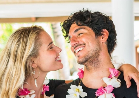 Yasmin Brunet e Medina postam foto aos beijos nas Maldivas: 'lagoa azul'