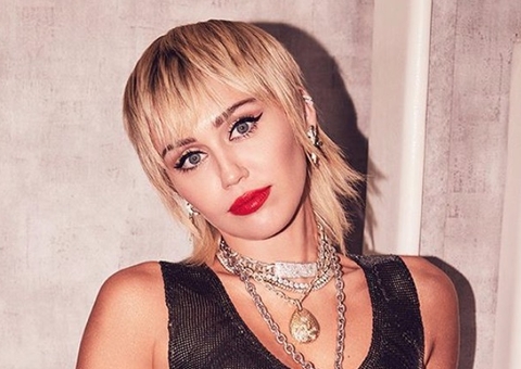 Miley Cyrus diz que foi perseguida por OVNI na Califórnia